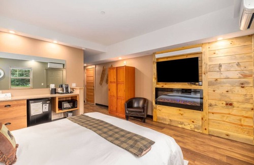 Estes Park Bed & Breakfast | ADA King Room, AC, Fireplace, hot tub - Lodge 103