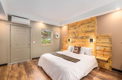 Estes Park Bed & Breakfast | ADA King Room, AC, Fireplace, hot tub - Lodge 103