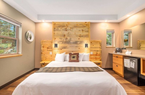 Estes Park Bed & Breakfast | ADA King Room, AC, Fireplace, hot tub - Lodge 103