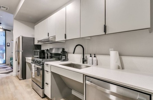 Midtown Apartment | ADA Luxury 1Bed New Apartment