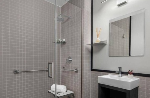 Hiler Hotel | ADA Queen Room at The Baltic Hotel