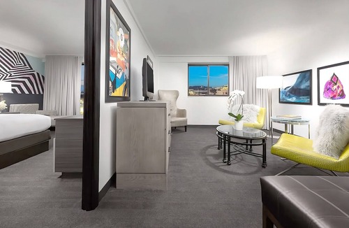 Lower Allston Hotel | ADA Ste with Roll-in Shower at Studio Allston Hotel