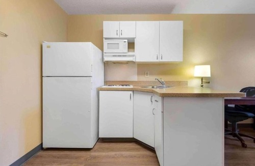 Amherst Apartment | ADA Studio 6 Buffalo|Queen Bed|RI Shower|Nsmk Kitchen