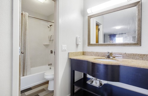 Dothan Hotel | Adams Inn