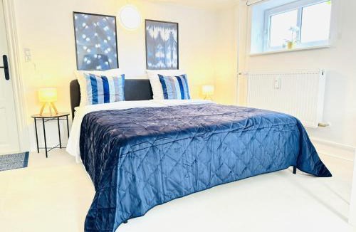 Aalborg Apartment | aday - Blue Water Studio Apartment with public Parking
