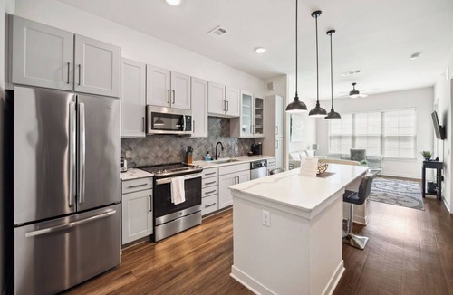 Addison Apartment | ADD113 – 28min to SMU Media - Sleeps 3- Transit - Free WiFi
