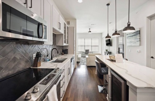 Addison Apartment | ADD113 – 28min to SMU Media - Sleeps 3- Transit - Free WiFi