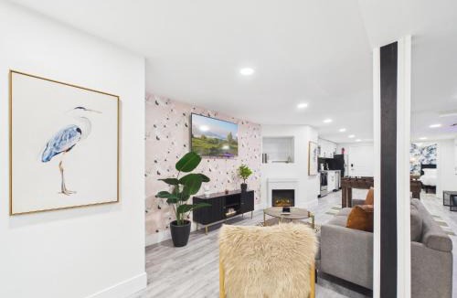 Wrigleyville Apartment | Addison Art Deco Sanctuary