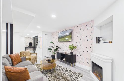 Wrigleyville Apartment | Addison Art Deco Sanctuary