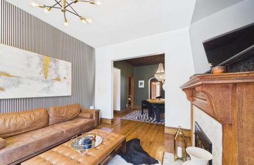 Wrigleyville Apartment | Addison Elite Art Deco Retreat Garage