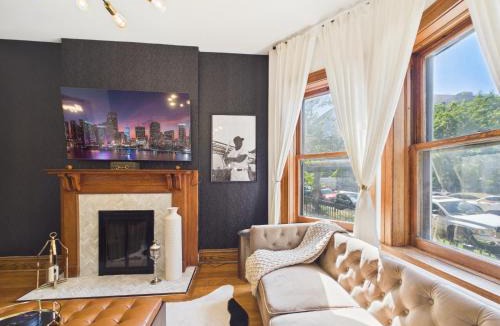 Wrigleyville Apartment | Addison Elite Art Deco Retreat Garage