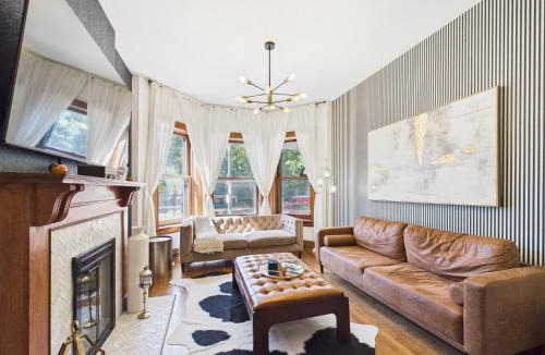 Wrigleyville Apartment | Addison Elite Art Deco Retreat Garage