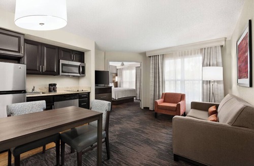 Addison Hotel | Addison Suites Hotel w/Breakfast, Pool & Gym