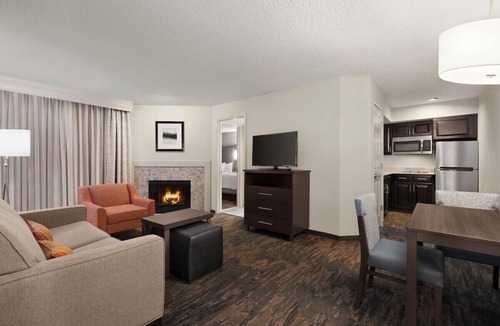Addison Hotel | Addison Suites Hotel w/Breakfast, Pool & Gym