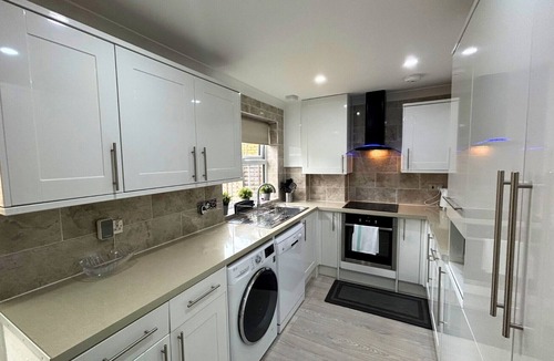 Runnymede Ski Chalet | Addlestone Gorgeous Three Bedroom House