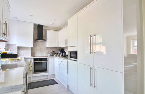 Runnymede Ski Chalet | Addlestone Gorgeous Three Bedroom House