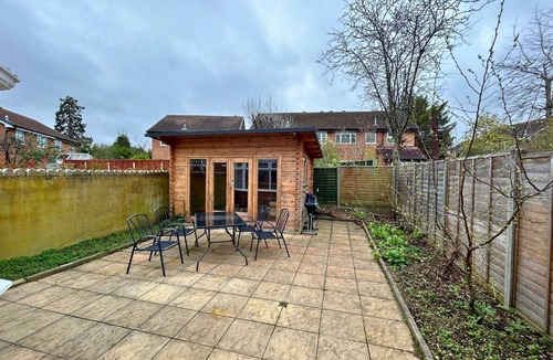 Runnymede Ski Chalet | Addlestone Gorgeous Three Bedroom House