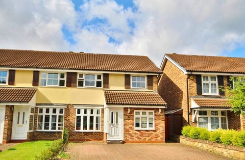 Runnymede Ski Chalet | Addlestone Gorgeous Three Bedroom House