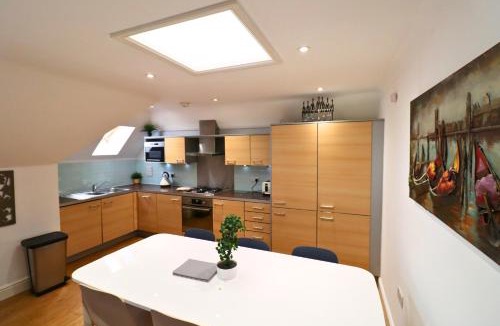 Runnymede Apartment | Addlestone - Large Stunning 2 bed room Apartment