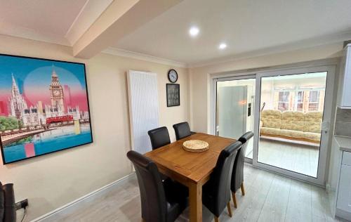 Runnymede House | Addlestone Stylish Spacious Three Bedroom House