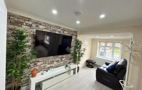 Runnymede House | Addlestone Stylish Spacious Three Bedroom House