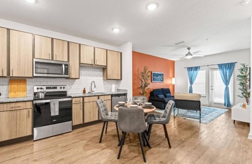 Bay Lake Apartment | Adeline Apartments 15m to Parks, Pet Friendly, Free Parking by Heavenly Homes
