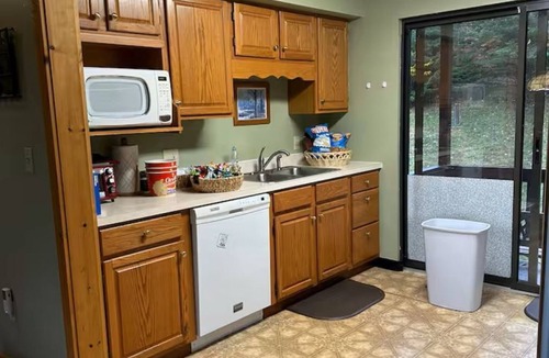 Town of Webb House | Adirondack Mountain Escape - Snowmobile Haven!