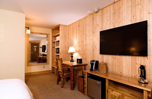 Wilmington Hotel | Adirondack Spruce Lodge