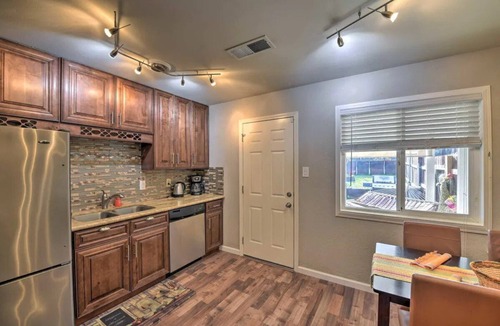 Sacramento House | Adison Gold: 2BR w/Fully Fenced Yard, Barbecue and pet friendly, Near Downtown