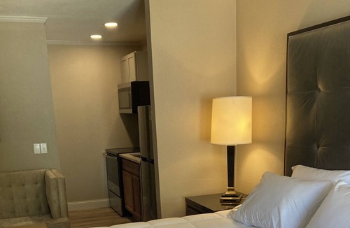 Wappapello Cabin | Adjoining KIng Kitchenette & 2 Queen Rms