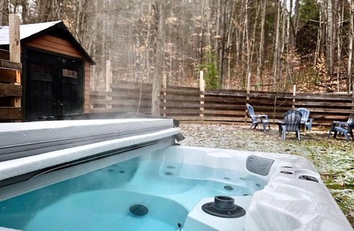 Jay Cabin | ADK Log Cabin Hot Tub Dog Friendly Near Whiteface