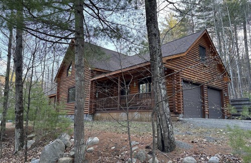 Jay Cabin | ADK Log Cabin Hot Tub Dog Friendly Near Whiteface