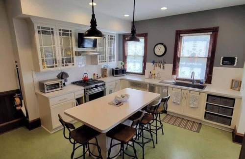 West Washington House | Adler House: A charming South Bend escape. - Orange Room