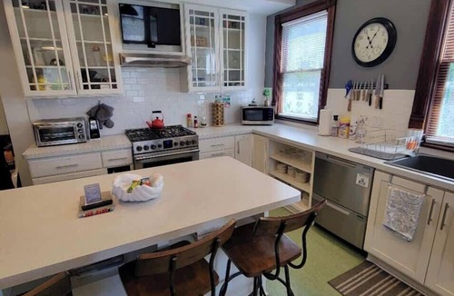 West Washington House | Adler House: A charming South Bend escape. - Orange Room