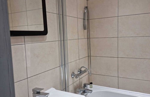 Basildon House | Admirable 5 Bedroom House with Parking