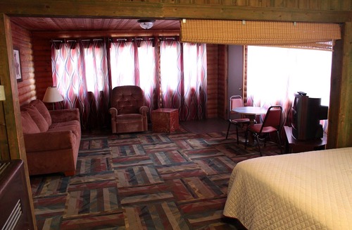 Lonergan Resort | Admiral’s Cove Resort - The log cabin
