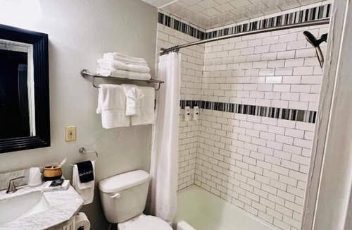 Lakewood Hotel | Adobe Rose Inn