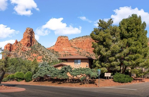 Oak Creek House | Adobe Village Inn Estate