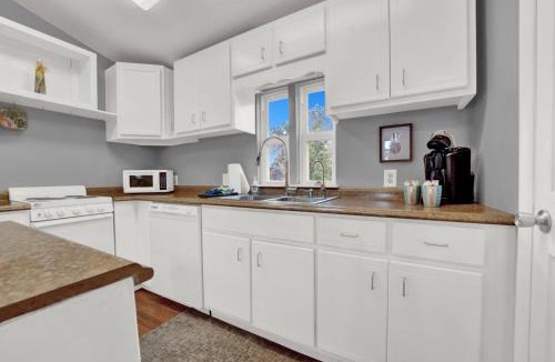 Lynn Haven House | Adorable 1 BDR with Full Kitchen Deck Washer Dryer