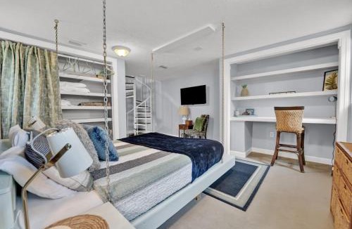 Lynn Haven House | Adorable 1 BDR with Full Kitchen Deck Washer Dryer