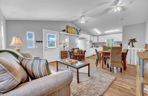 Lynn Haven House | Adorable 1 BDR with Full Kitchen Deck Washer Dryer