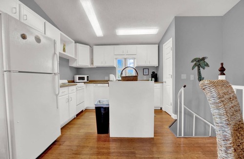 Lynn Haven House | Adorable 1 BDR with Full Kitchen Deck Washer Dryer