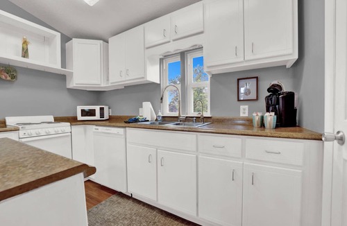 Lynn Haven House | Adorable 1 BDR with Full Kitchen Deck Washer Dryer