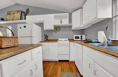 Lynn Haven House | Adorable 1 BDR with Full Kitchen Deck Washer Dryer
