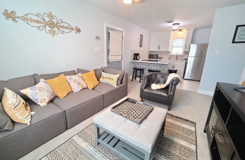 Lochwood Apartment | Adorable 1- bedroom guesthouse with free parking