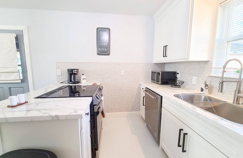 Lochwood Apartment | Adorable 1- bedroom guesthouse with free parking