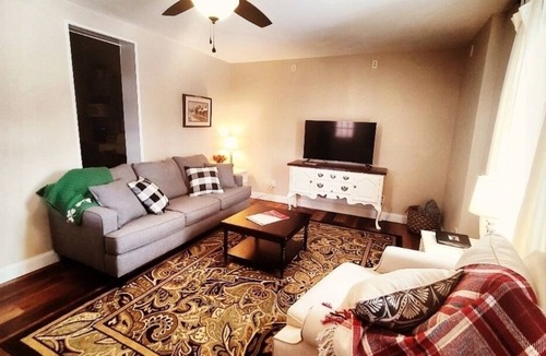 Rosebud Cottage | Adorable 1 bedroom in the heart of Rosebud!