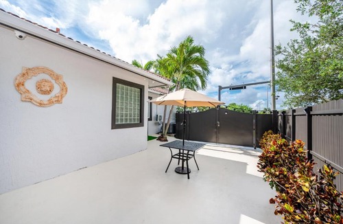 Ludlam Apartment | Adorable 1 bedroom studio with private entrance.