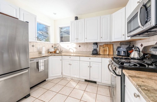 Silver Beach Cottage | Adorable. 1000 sq ft. Well maintained, tasteful updates, spacious private yard.