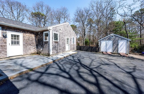 Silver Beach Cottage | Adorable. 1000 sq ft. Well maintained, tasteful updates, spacious private yard.
